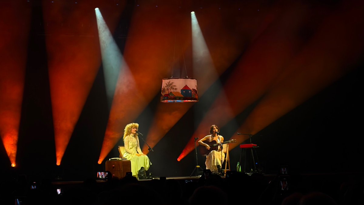 manucomttss's tweet photo. foi o melhor show da minha vida
vocês são as melhores do mundo
viva ana caetano e vitoria falcao https://t.co/fCoBEjVZ1W