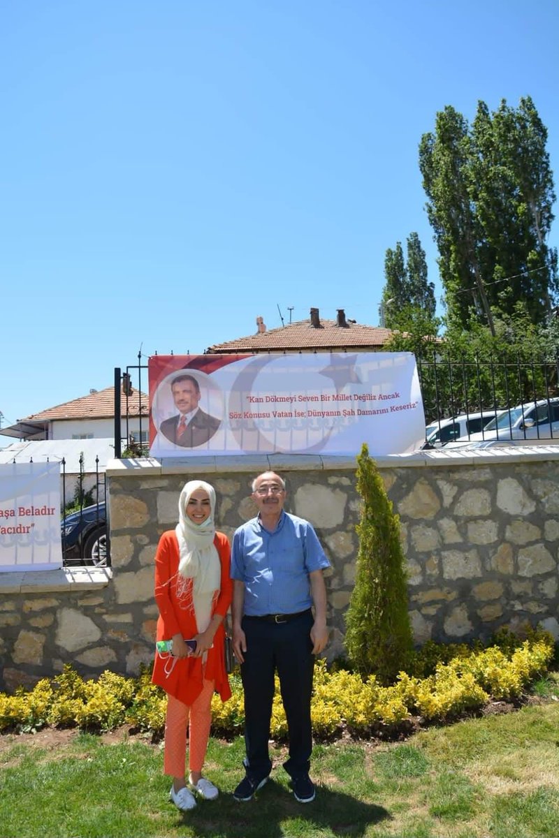 hakkioznur_uh's tweet photo. KAÇIŞINIZ YOK! ALAYINIZ YARGILANACAKSINIZ VE ADALET ÖNÜNDE HESAP VERECEKSİNİZ!

Şehadete yürüyen liderin dava ve yol arkadaşı olarak bir kez daha söylüyorum: Bir gün mutlaka hukukun hâkim olduğu, gerçek mahkemelere çıkartılacaksınız. Adil bir yargılama ile hukuk önünde yargılanacaksınız! Milletimize hesap vereceksiniz.

Kaçışınız yok! Hepiniz, adalet önünde hesap vereceksiniz. Kaçışınız yok! Adaletten ve milletten kaçamayacaklar.  Adalete, millete hesap verecekler.

Zannetmesinler ki bu davanın peşini bırakacağız. 

Zannetmesinler ki yaptıklarını yanlarına bırakacağız. 

Zannetmesinler ki susacağız, korkacağız, çekineceğiz. 

Zannetmesinler ki mahkeme salonlarını, meydanları terk edeceğiz.

Kimse bu davayı örtbas edemez, karartamaz, kapatamaz. Bu suikastta kim, kimler varsa, yer almışsa, rol almışsa nerede saklanırlarsa saklansınlar, bulacak, çıkaracak, milletimizin huzurunda hukuk içinde hesabını soracağız.

Bizim Allah’tan başka kimseden korkumuz yok. Allah’a can borcumuzdan başka kimseye eyvallahımız yoktur! Tek gücümüz, tek dayanağımız Allah (c.c.) ve Büyük Türk Milletidir...

Şehit Muhsin Yazıcıoğlu deyince dava adamlığı, davaya adanmışlık, fazilet, fedakârlık, vefa, kadirşinaslık, hasbilik, beklentisizlik akla gelir. Kendisi için bir gün yaşamadı. Ömrünü, hayatını, verdiği yüce davasına adadı. Her türlü istibdada karşıydı, istiklal aşığıydı. Çile adamıydı. Davasının çilesini çekti hep.

Muhsin Yazıcıoğlu sağlam karakterli, yüksek ahlaklı ve dik duruşlu bir dava adamıydı. İstikamet ve vakar sahibiydi.

Günümüzün bazı siyasi liderleri gibi Makyavelist değildi, oportünist değildi, ikiyüzlü değildi; siyaseti kirletenlerle hep mücadele etmiş, temiz siyaseti savunmuş bir liderdi. "Aldanmadı", "aldatmadı", milletimizden özür dileyecek yanlışlar yapmadı. Ne "aldandı" ne "aldattı". Hep doğru, ilkeli, tutarlı siyaset izledi.

Hep dik durdu, düz yaşadı. Hayat çizgisinde kırıklık yok. Çizgisini bozmadı, istikametini değiştirmedi. İnandığı değerlere hep bağlı kaldı.

Siyaset üslubunda seviye, nezaket, naiflik, hoşgörü, diyalog, kuşatıcılık vardı. Bugün ülkeyi yönetenlerin üslubunda ise tam tersi var.

Güç zehirlenmesi yaşayan siyasetçileri daima uyarmıştır. Güç çılgınlığı ile yoldan çıkan, saldırgan ve çirkin bir dil kullanan, kendini "tek adam" olarak görenleri otokrasiye saplanmakla itham etmiştir.
Muhsin Yazıcıoğlu, otokratik siyasete ve otoriter heveslere daima millet adına karşı çıkmış; demokratik, sivil siyaseti savunmuştur. Vesayetten ve güçten yana değil; milletten, haktan ve haklıdan yana taraf olmuş, hukukun üstünlüğünü savunmuştur.

Siyasi yaşamı boyunca tek adam anlayışına, lider sultasına daima karşı çıkmıştır. Kışkırtıcı dil ve söylemi, öfkeyi, inatlaşmayı ve kutuplaştırmayı bir siyaset tekniği olarak kullanan siyaset üslubunu tehlikeli bulmuştur.

Muhsin Yazıcıoğlu her zaman şunu söylemiştir: "Devlet öfkeyle, nefretle, kinle, hırsla yönetilemez." Devleti yönetenlere, hükümeti yöneten siyasilere "Milleti karşınıza almayın; milletin değerlerine saygılı, kucaklayıcı ve kuşatıcı olun; ülkeye ve millete karşı sorumlu olduğunuzu unutmayın ve sorumluluk bilinciyle hareket edin." tavsiyelerinde bulunmuştur.

Muhsin Yazıcıoğlu çizgisi; adaleti, demokrasiyi ve özgürlükleri savunan, özgürlükçü ve demokrat bir çizgidir.