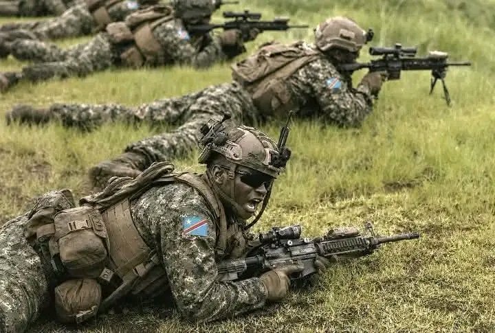 ClmentMuya2's tweet photo. 🚨LA BATAILLE DE MASISI;
Les RDF avaient prévu d'attaquer le Mont Miti mingi où il y a une position des Waza. Mais les hommes du Gen Mutayomba ne les ont pas attendus, ils sont descendus à leur rencontre.
Dans ce combat, les RDF ont fui, en perdant plusieurs hommes et matériels. https://t.co/h3ffuvb51x
