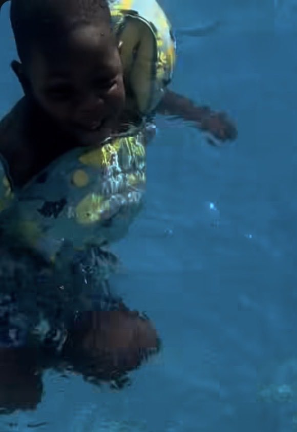 GoalCrestX's tweet photo. 🚨 NEW: Lamine Yamal's brother was spotted enjoying some time in the pool today. 🏊💙❤️

#LamineYamal #Barcelona #Keyne #Football #GoalCrest https://t.co/AwGI9bmmDi