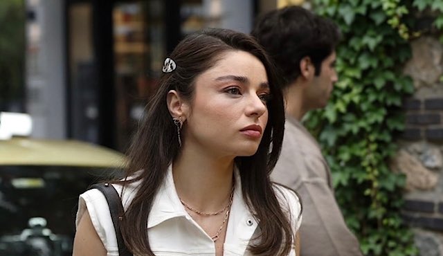 narseatv's tweet photo. “Muhtemel Aşk” yayınlanan yeni tanıtımıyla büyük merak yarattı! #MuhtemelAşk #NarseaTv 
Yayınlanan tanıtımda, Kadir ayrılığın hayal kırıklığıyla baş başa kalırken, Defne ve ailesi Bursa’ya taşınma kararı alıyor. Tolga, Defne’yi bu kararından vazgeçirmeye çalışırken Defne, bir daha geri dönmeyeceğini Kadir’e haber veriyor. Defne’nin gidişine engel olmak için Kadir’in aşkı uğruna nasıl bir mücadele vereceği büyük merak uyandırıyor.