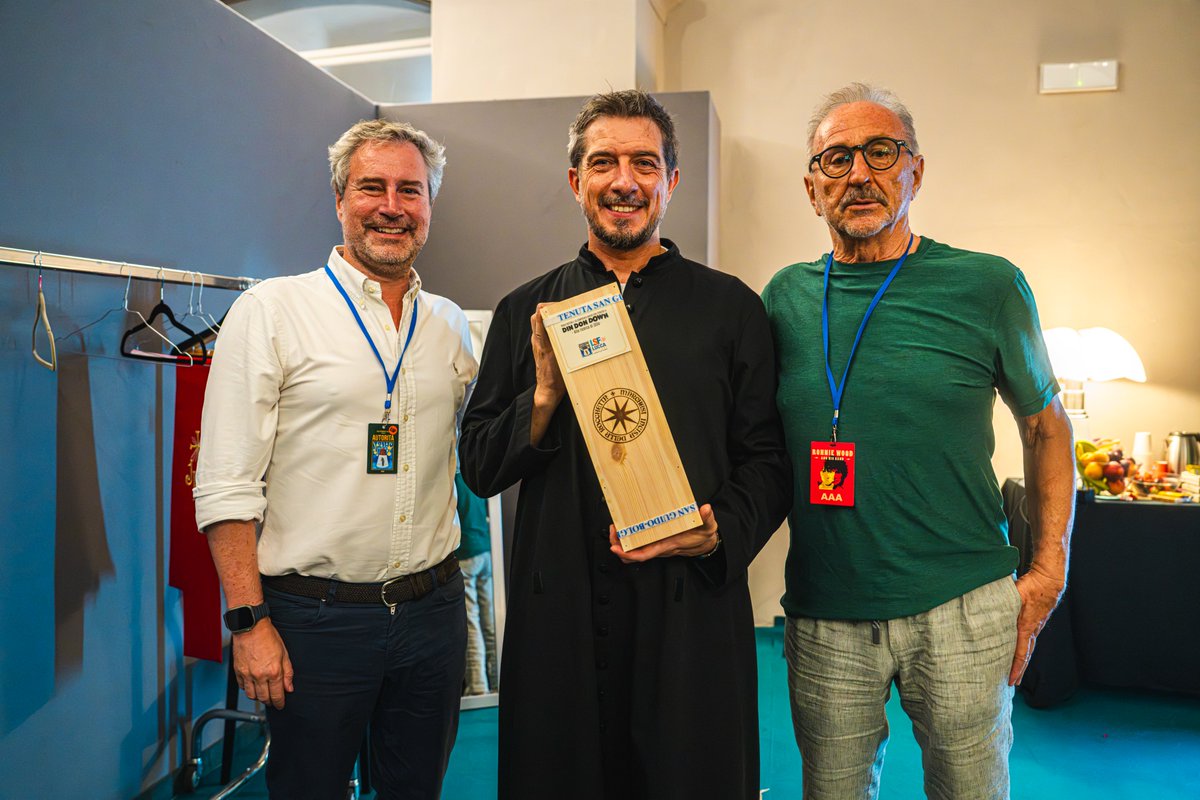 LuccaSummerFest's tweet photo. La consegna della bottiglia personalizzata di Sassicaia a Paolo Ruffini.

Foto di Francesco Prandoni https://t.co/Kq9HAtJUs9
