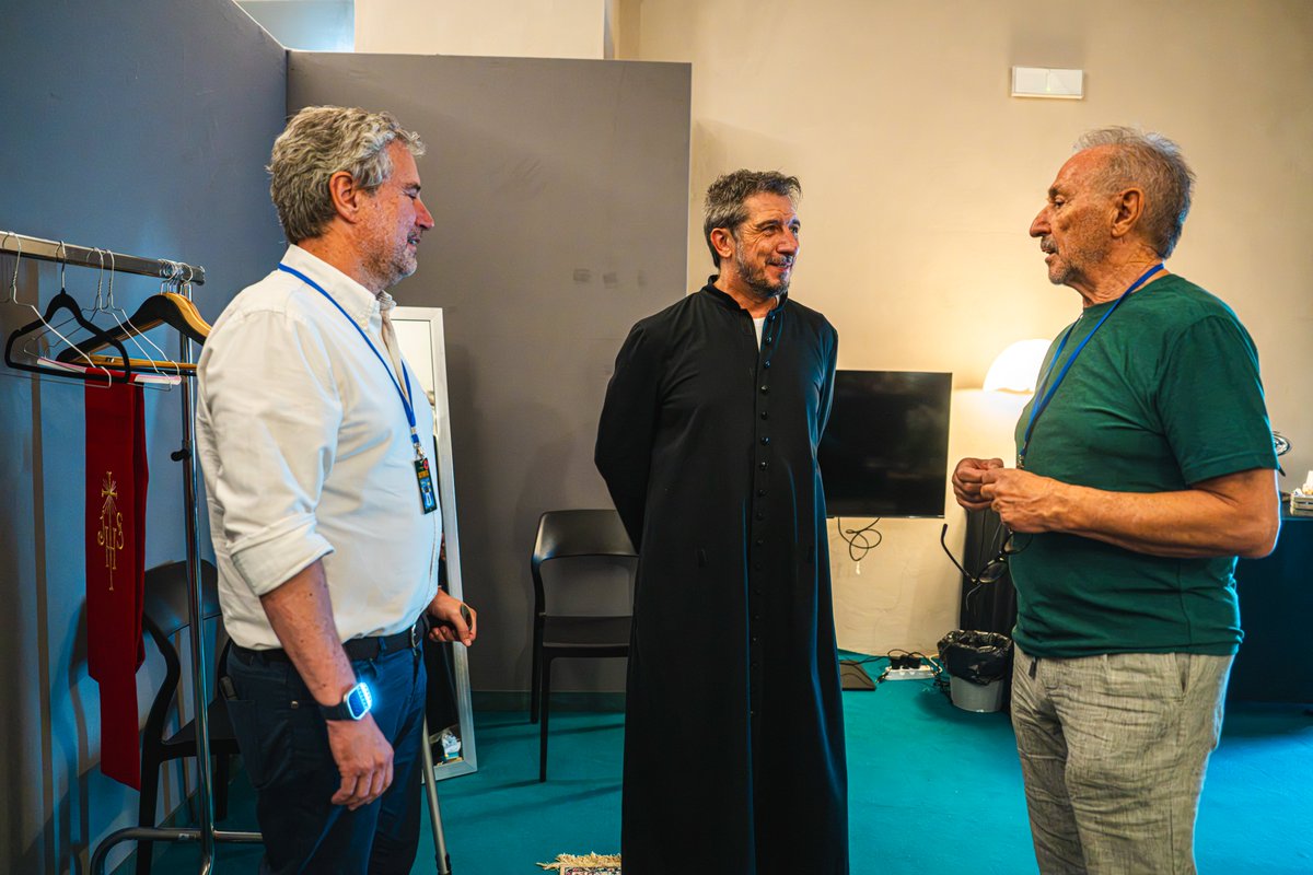 LuccaSummerFest's tweet photo. La consegna della bottiglia personalizzata di Sassicaia a Paolo Ruffini.

Foto di Francesco Prandoni https://t.co/Kq9HAtJUs9