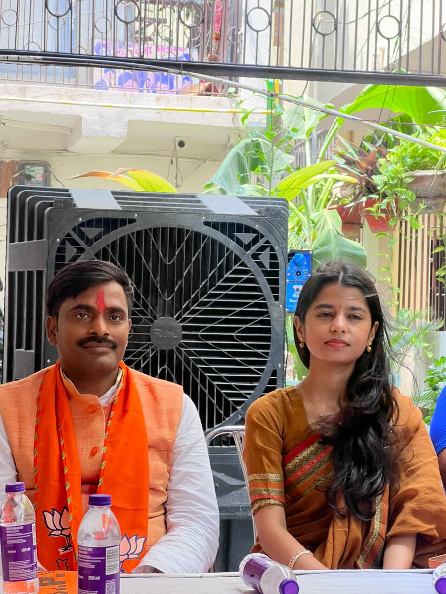 maithilithakur's tweet photo. नागेश्वर कॉलोनी में बांकीपुर विधानसभा से भाजपा प्रत्याशी भाई नीरज सिन्हा जी की गरिमामयी उपस्थिति में आयोजित चुनावी बैठक में सहभागिता की। कार्यकर्ताओं और स्थानीय नागरिकों का उत्साह भाजपा की विजय के प्रति विश्वास को और मजबूत करता है। @NitinNabin @BJP4India @BJP4Bihar https://t.co/Gmcg09WZ5K