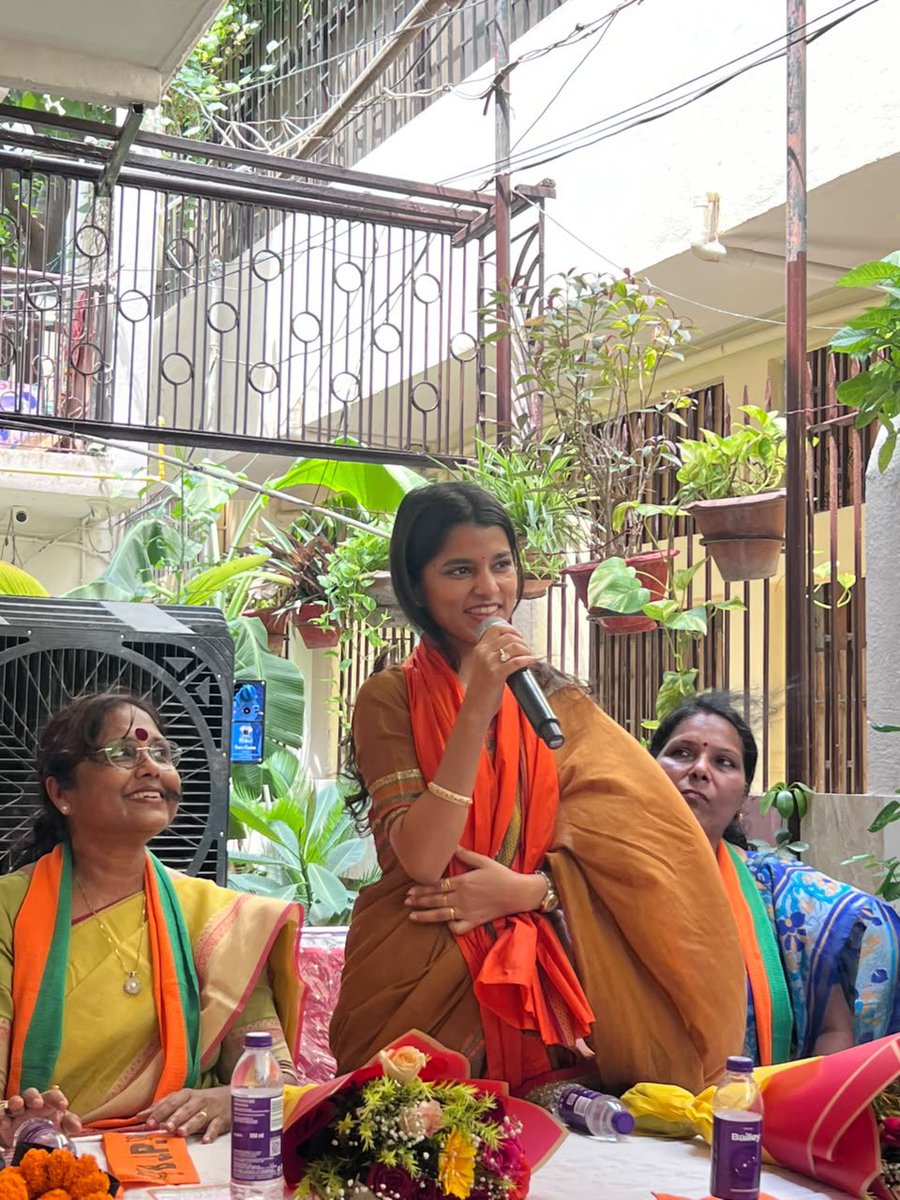 maithilithakur's tweet photo. नागेश्वर कॉलोनी में बांकीपुर विधानसभा से भाजपा प्रत्याशी भाई नीरज सिन्हा जी की गरिमामयी उपस्थिति में आयोजित चुनावी बैठक में सहभागिता की। कार्यकर्ताओं और स्थानीय नागरिकों का उत्साह भाजपा की विजय के प्रति विश्वास को और मजबूत करता है। @NitinNabin @BJP4India @BJP4Bihar https://t.co/Gmcg09WZ5K