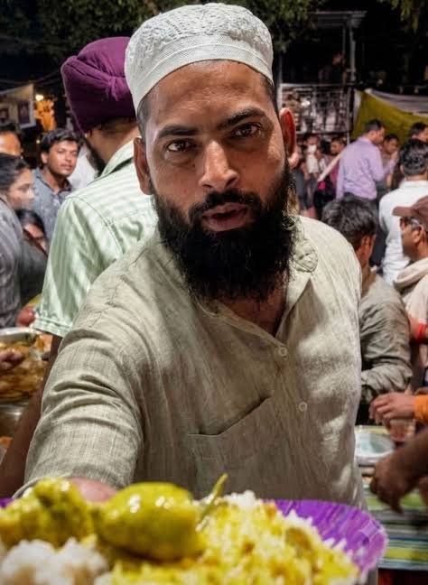 azizkavish's tweet photo. मुहम्मद जुनैद का इस्तेमाल किया गया और छोड़ दिया गया।

प्रोटेस्ट के पहले दिन से जुनैद सब को खाना खिला रहे थे। पैरों में तकलीफ हुई लेकिन मेहनत कर रहे थे। पूरा महीना सबके साथ रहे और जिस दिन प्रोटेस्ट खत्म हुआ सब जश्न मनाने में लग गए और जुनैद भाई को पुलिस उठा ले गई।

पलट कर ना तो अभिजीत दिपके,ना सौरभ दास और ना ही आशुतोष रंका ने फोन किया। इस बात को खुद जुनैद भाई ने कहा कि मेरी उन लोगों से बात नहीं हुई।

हालांकि उनका सेलिब्रेशन तो अभी भी चल रहा है लेकिन अब जुनैद भाई के साथ-साथ उन बच्चों के घर भी नोटिस जाने लगा है जो इस प्रोटेस्ट में शामिल थे।