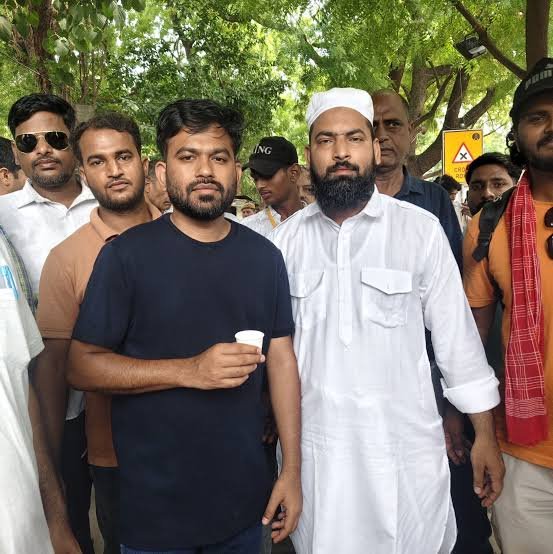 azizkavish's tweet photo. मुहम्मद जुनैद का इस्तेमाल किया गया और छोड़ दिया गया।

प्रोटेस्ट के पहले दिन से जुनैद सब को खाना खिला रहे थे। पैरों में तकलीफ हुई लेकिन मेहनत कर रहे थे। पूरा महीना सबके साथ रहे और जिस दिन प्रोटेस्ट खत्म हुआ सब जश्न मनाने में लग गए और जुनैद भाई को पुलिस उठा ले गई।

पलट कर ना तो अभिजीत दिपके,ना सौरभ दास और ना ही आशुतोष रंका ने फोन किया। इस बात को खुद जुनैद भाई ने कहा कि मेरी उन लोगों से बात नहीं हुई।

हालांकि उनका सेलिब्रेशन तो अभी भी चल रहा है लेकिन अब जुनैद भाई के साथ-साथ उन बच्चों के घर भी नोटिस जाने लगा है जो इस प्रोटेस्ट में शामिल थे।