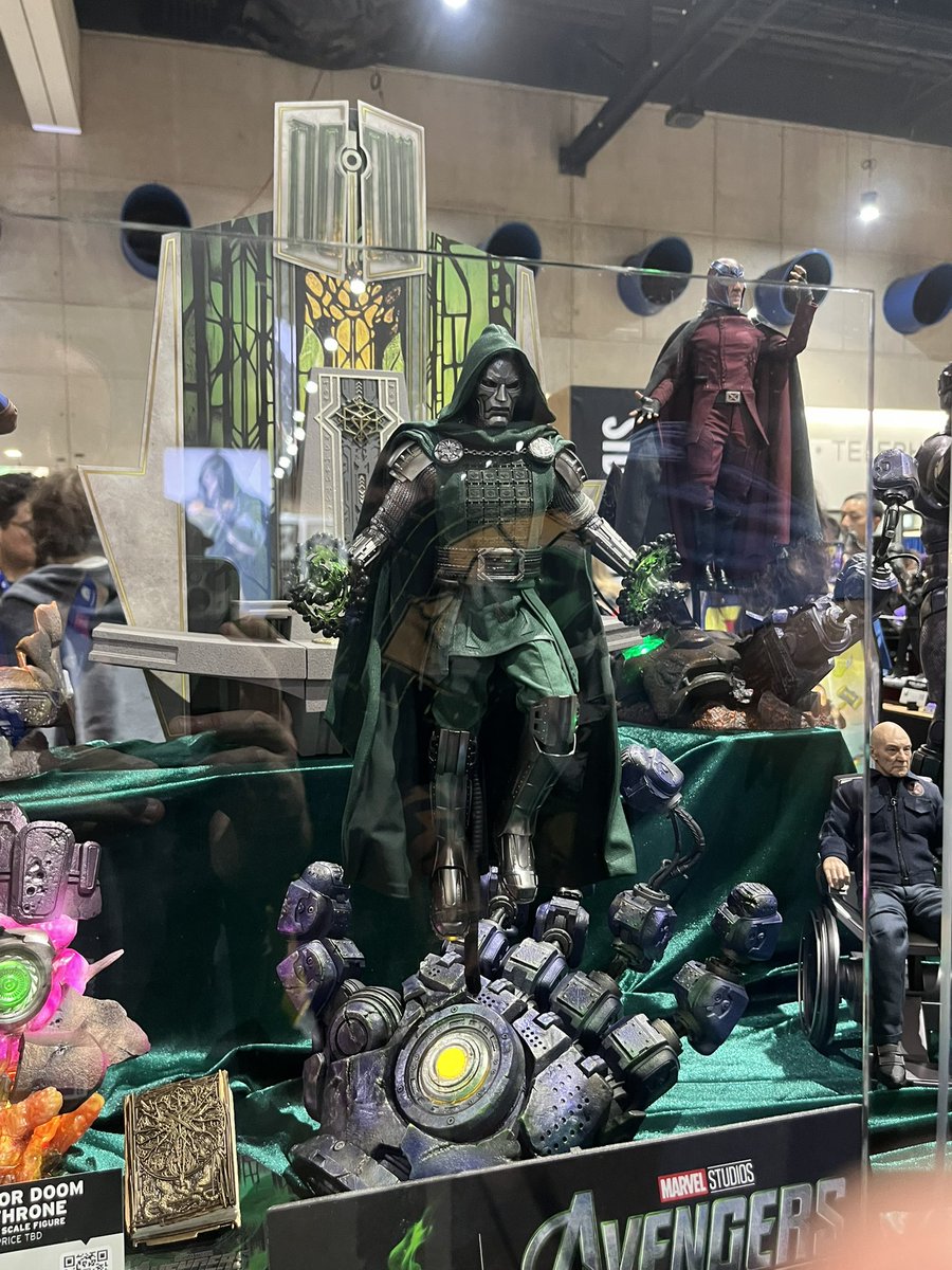 TeeJee23's tweet photo. La première gamme des figurines Hot Toys consacrées à Avengers : Doomsday a été exposée au Comic-Con de San Diego sur le stand de Sideshow : Doom (Fatalis), Cyclope, Gambit, Magneto, Professeur Xavier, Fauve, Sentinelle. #SDCC #HotToys #Sideshow #AvengersDoomsday #XMen #Marvel https://t.co/8YfYo4DYiO