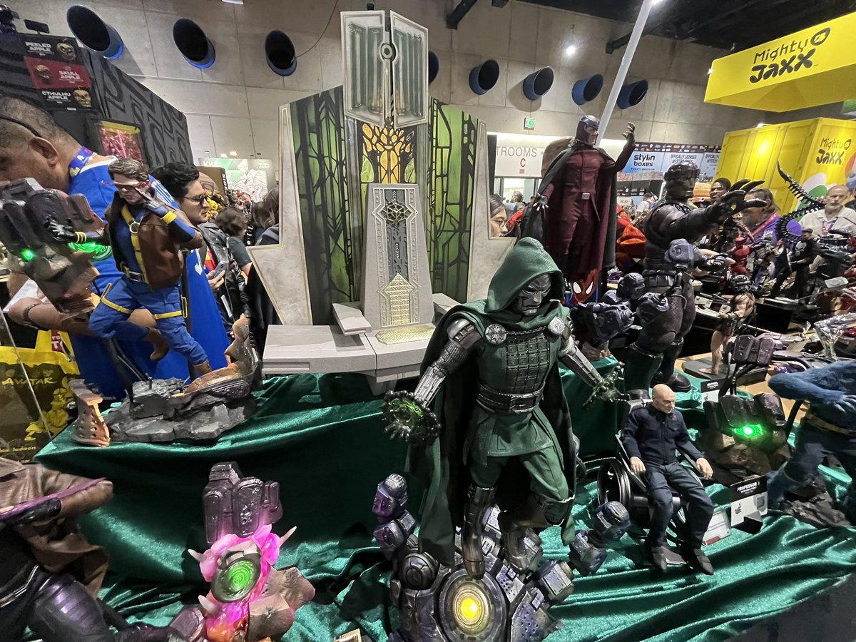 TeeJee23's tweet photo. La première gamme des figurines Hot Toys consacrées à Avengers : Doomsday a été exposée au Comic-Con de San Diego sur le stand de Sideshow : Doom (Fatalis), Cyclope, Gambit, Magneto, Professeur Xavier, Fauve, Sentinelle. #SDCC #HotToys #Sideshow #AvengersDoomsday #XMen #Marvel https://t.co/8YfYo4DYiO