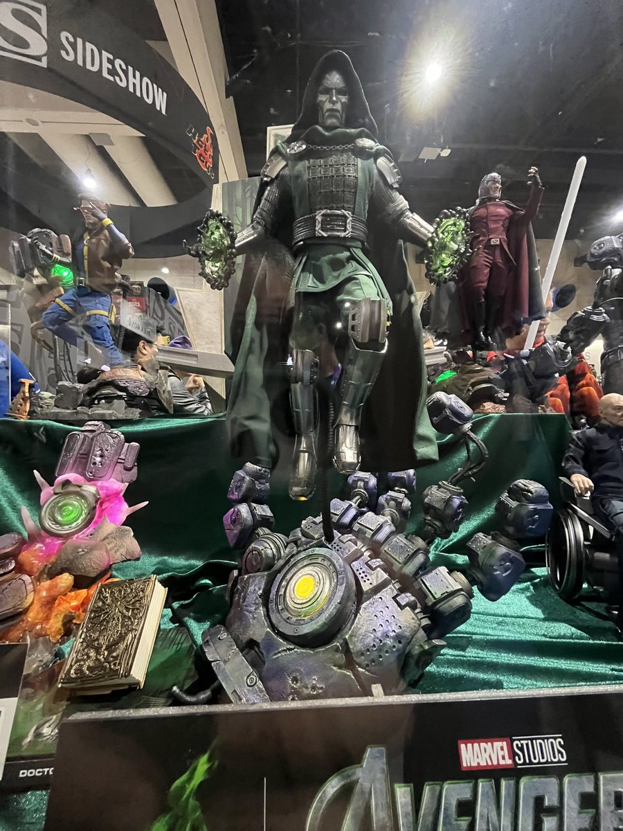 TeeJee23's tweet photo. La première gamme des figurines Hot Toys consacrées à Avengers : Doomsday a été exposée au Comic-Con de San Diego sur le stand de Sideshow : Doom (Fatalis), Cyclope, Gambit, Magneto, Professeur Xavier, Fauve, Sentinelle. #SDCC #HotToys #Sideshow #AvengersDoomsday #XMen #Marvel https://t.co/8YfYo4DYiO
