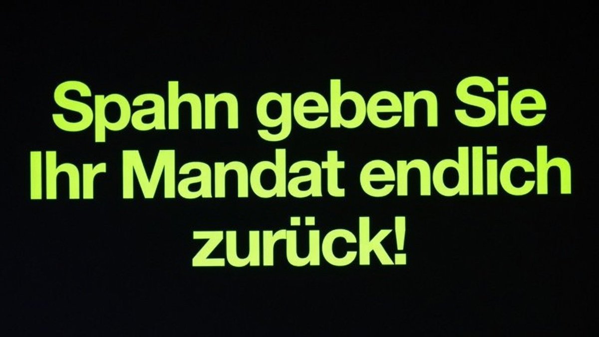 orchidee_vanda's tweet photo. Wir warten! https://t.co/cC2Ir3AesS