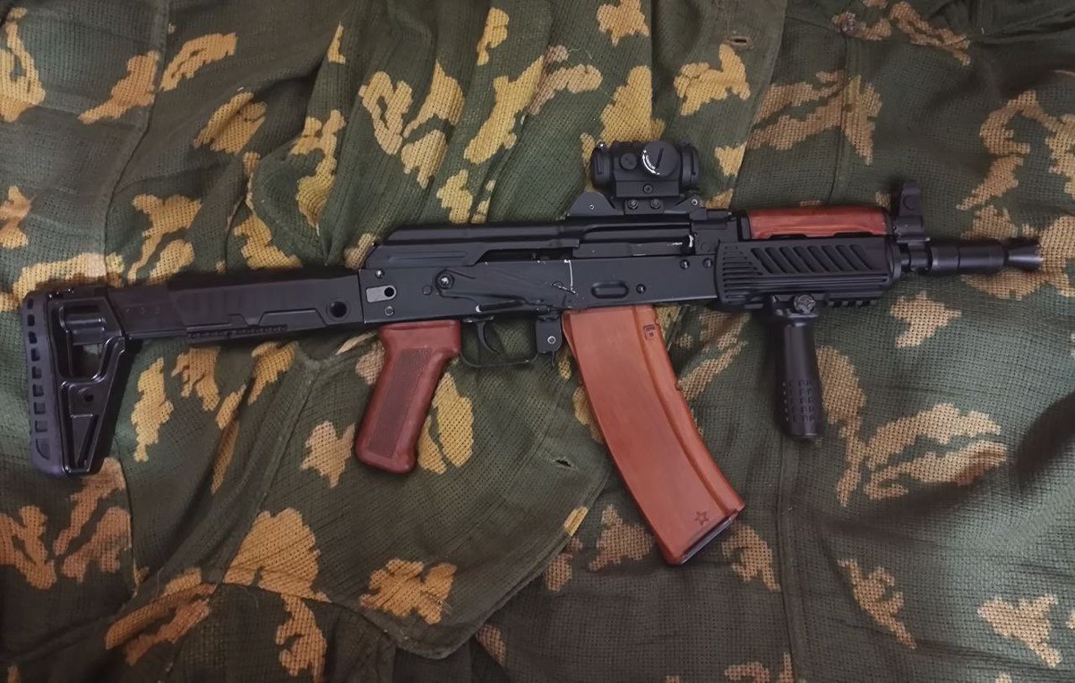 trip_to_valkiri's tweet photo. Another modified AKS-74U Carbine used by Ukrainian combatant. https://t.co/ZhLPnRluMq