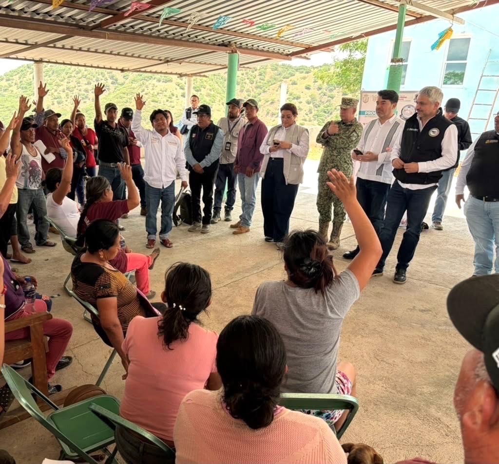 SEGOB_mx's tweet photo. Avanza la atención en territorio en la Montaña de Guerrero con la coordinación de @SEGOB_mx y la participación de @SSPCMexico, @Defensamx1, @GN_MEXICO_, @apoyosbienestar y @CONAVIM_MX para acercar servicios y programas a las comunidades. #GobiernoEnTerritorio

Comunicado: 📄 https://t.co/UvF8qmG9k1