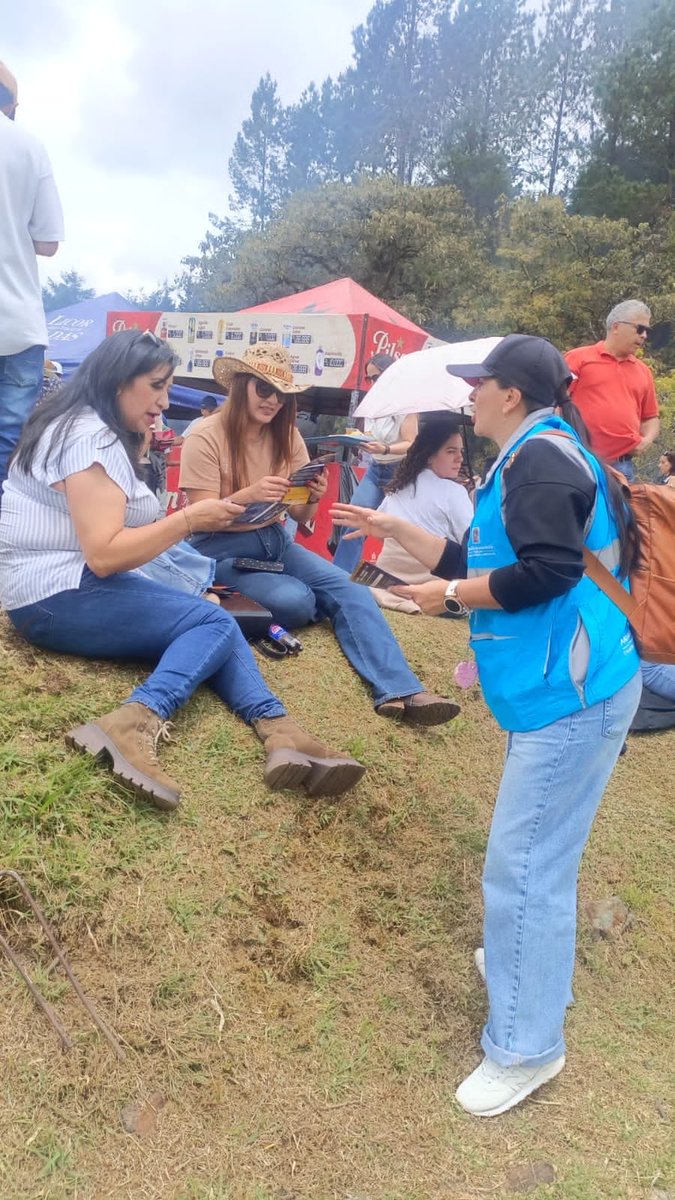 arcilaDDHH's tweet photo. Llegamos al corregimiento de Santa Elena para conmemorar el Día Internacional de la Lucha contra la Trata de Personas. Desde la @AlcaldiadeMed adelantamos jornadas de sensibilización frente a un delito que nos afecta a todos como sociedad.
​La prevención y la denuncia son clave: hacemos un llamado urgente a la ciudadanía para unir fuerzas y frenar este flagelo.
@FicoGutierrez @PazDDHHmed