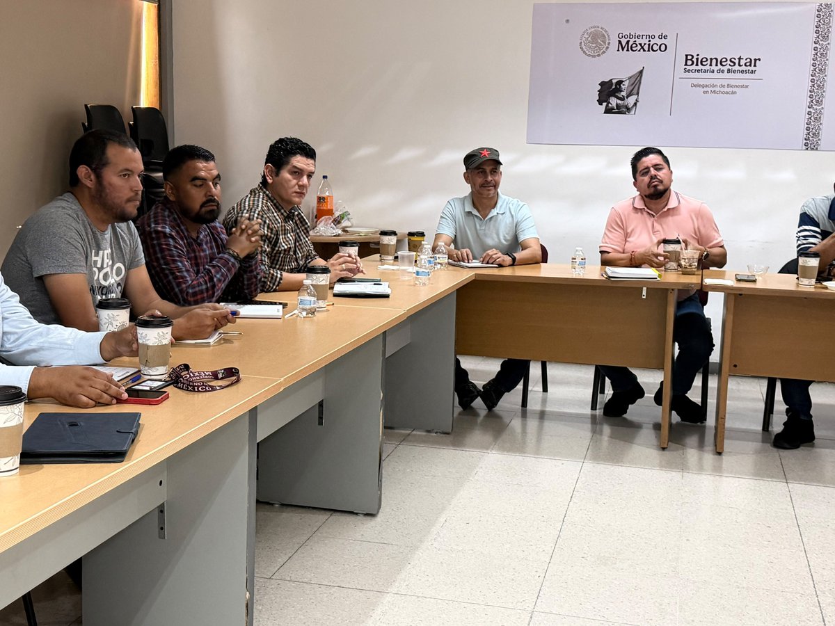 RobertoPantojaA's tweet photo. Reunión del equipo de #Bienestar #Michoacán (¡con Galleta 🐱!) listos para una semana intensa: registro de Vivienda para el Bienestar (#CONAVI) en #Huandacareo, #Huiramba, #Pátzcuaro, #Peribán y #Tacámbaro, además del inicio de Asambleas de #LaClínicaEsNuestra 😎🏠👨👩👧 https://t.co/ta6YvpLNkt