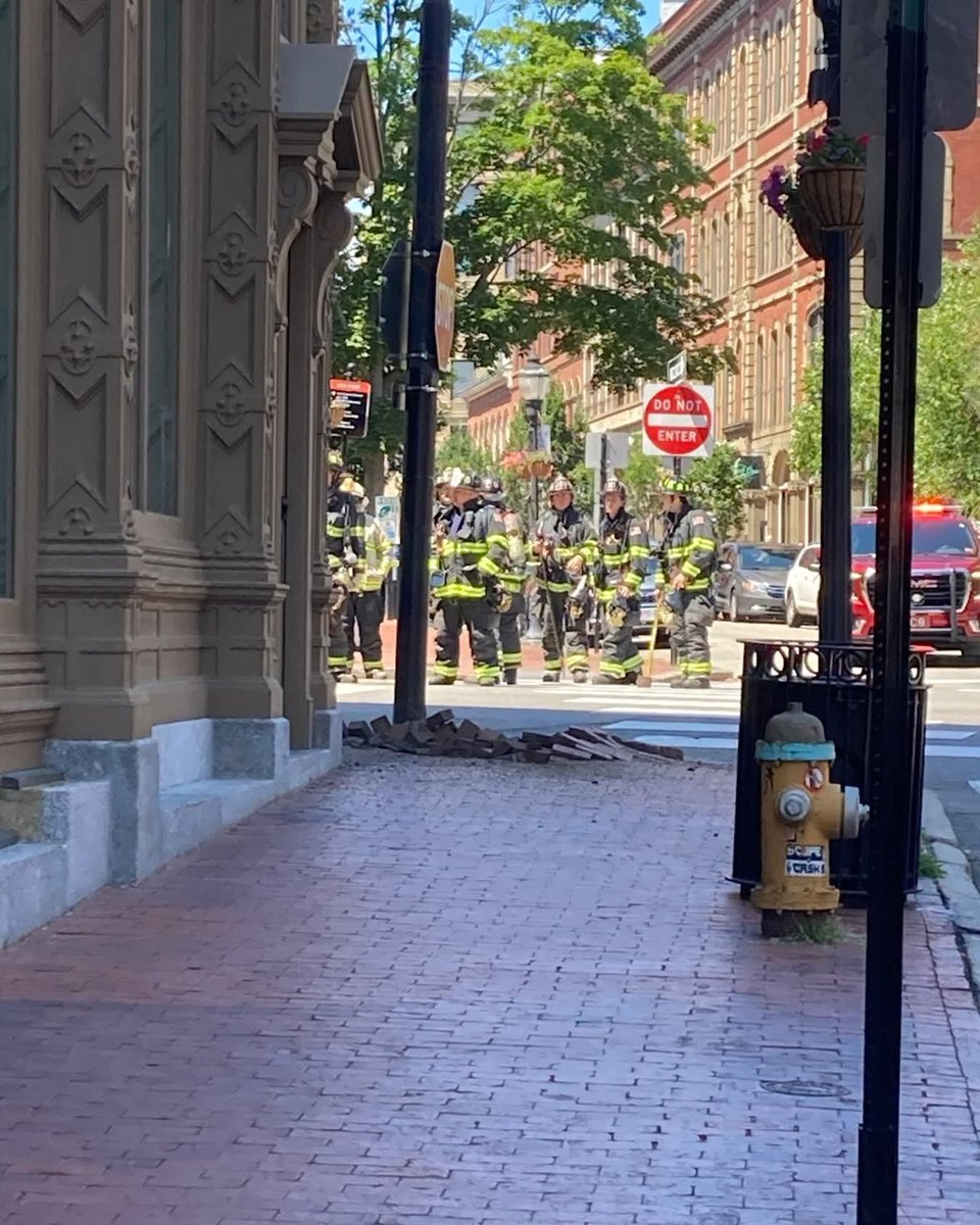 PortlandOldport's tweet photo. 🚨Crews are on scene investigating a small electrical explosion under the sidewalk at the corner of Exchange and Middle Street.

#portland #maine #portlandmaine #oldport #portlandoldport #electricalexplosion @portlanddowntwn @PortlandFD https://t.co/SkXEWhFPw4