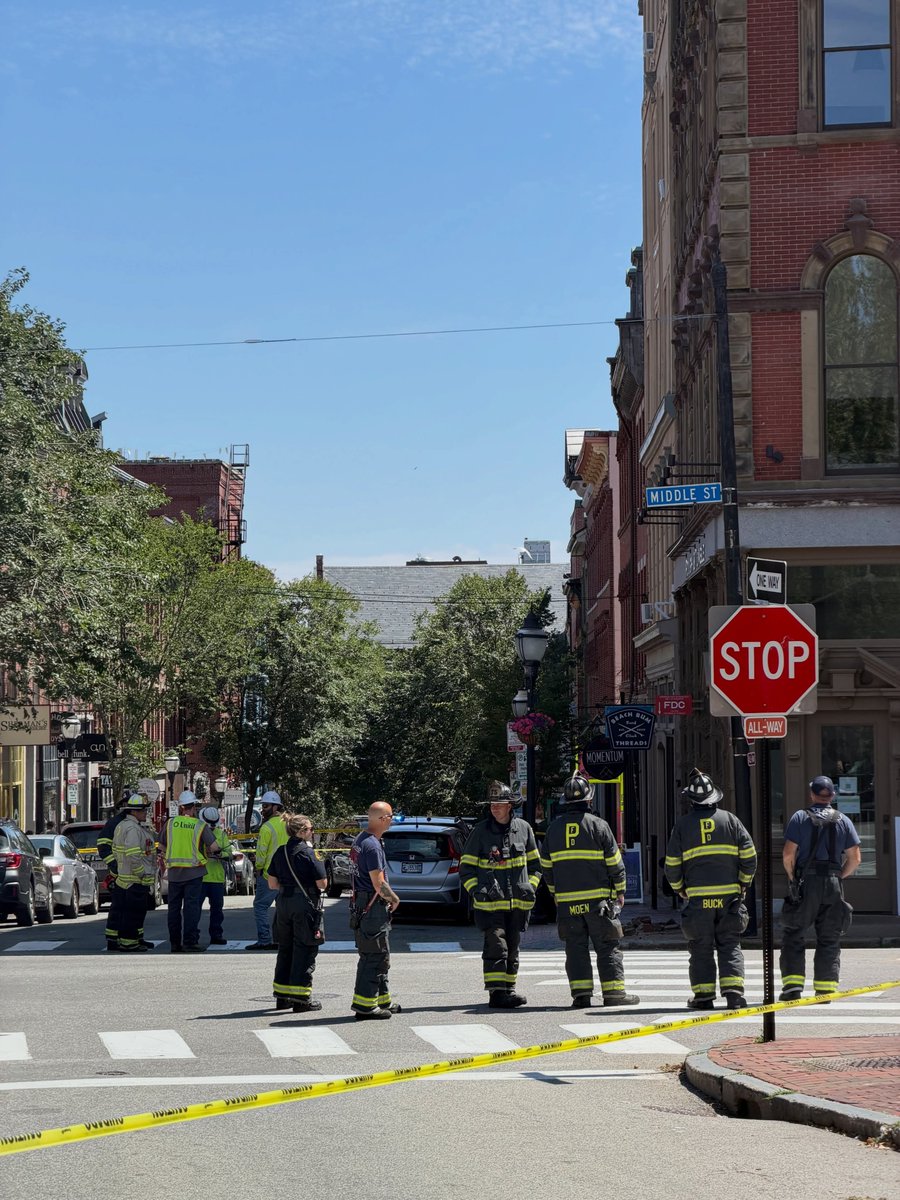 PortlandOldport's tweet photo. 🚨Crews are on scene investigating a small electrical explosion under the sidewalk at the corner of Exchange and Middle Street.

#portland #maine #portlandmaine #oldport #portlandoldport #electricalexplosion @portlanddowntwn @PortlandFD https://t.co/SkXEWhFPw4