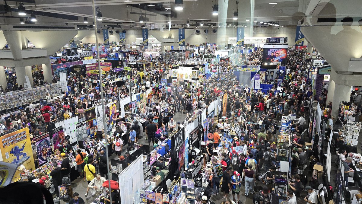 COLLECTOTRON3K's tweet photo. Sunday SDCC floor https://t.co/VkHat17oQg