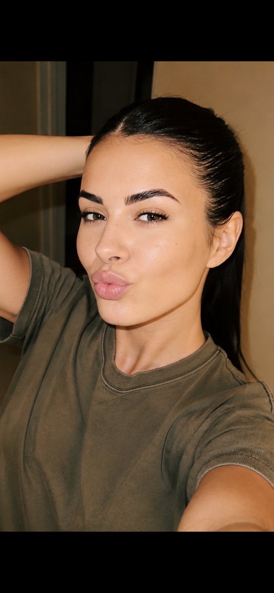 EmmaSmithlfc25's tweet photo. Is it still socially acceptable to kiss on the first date? https://t.co/ljj8ozH5ZA