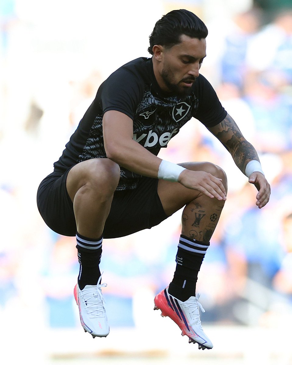 Botafogo's tweet photo. Dia de completar 1️⃣0️⃣0️⃣ jogos com a #GloriosaCamisa, Telles! 👏🏾🖤🤍 

📸 Vítor Silva/ BFR https://t.co/Khl7HB6VmK