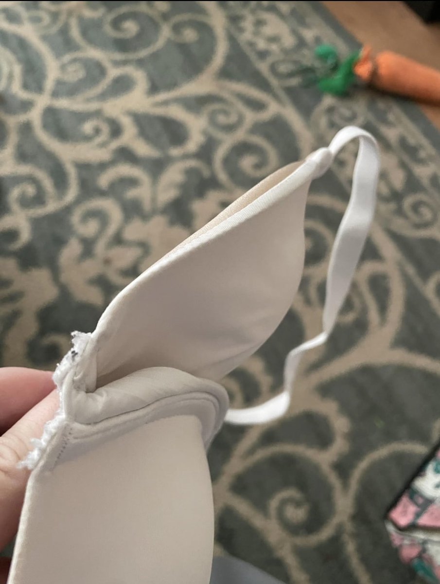 usludurzehra's tweet photo. Kızıma ilk kez gerçek sütyen aldım, tanesi 50 TL’ydi… Babası gidip bunu kurutma makinesine atmış 😭 Benimkilerde de hep böyle olurdu, asla düzelmezdi. Şimdi siyah olanı da aynı şekilde mahvetmiş. Bunu düzeltmenin bir yolu var mı? https://t.co/wijiLsNVJ3