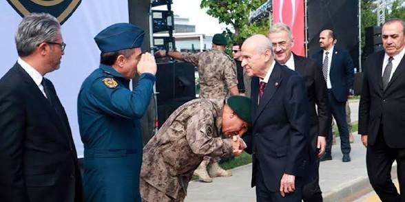 HemrePol's tweet photo. @HarunSa54655683 @gazetepano Lan dallama, adam belli ki Anıtkabir komutanı, Özgür Özel geldiği için karşılıyor, sanki Özgür Özel'i partiye ziyarete gitmiş, olum siz adam olmazsınız, oksijen israfısınız siz. Şu foroğrafa diyecek bir şeyin var mı? Ayrıca mahalle ağzı kullanan sensin Zübük https://t.co/H9uPhLTko7