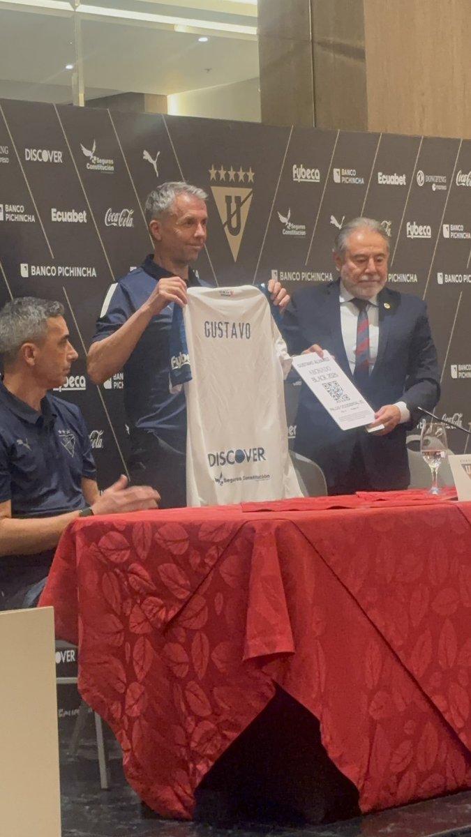 sol_deportiva's tweet photo. Gustavo Álvarez, nuevo DT de @LDU_Oficial, recibe la camiseta de la “U” para finalizar el acto 

📌 Lo acompañan Oscar Limia como AT y Marcelo Figueroa como PF https://t.co/DBtO1qcqwe