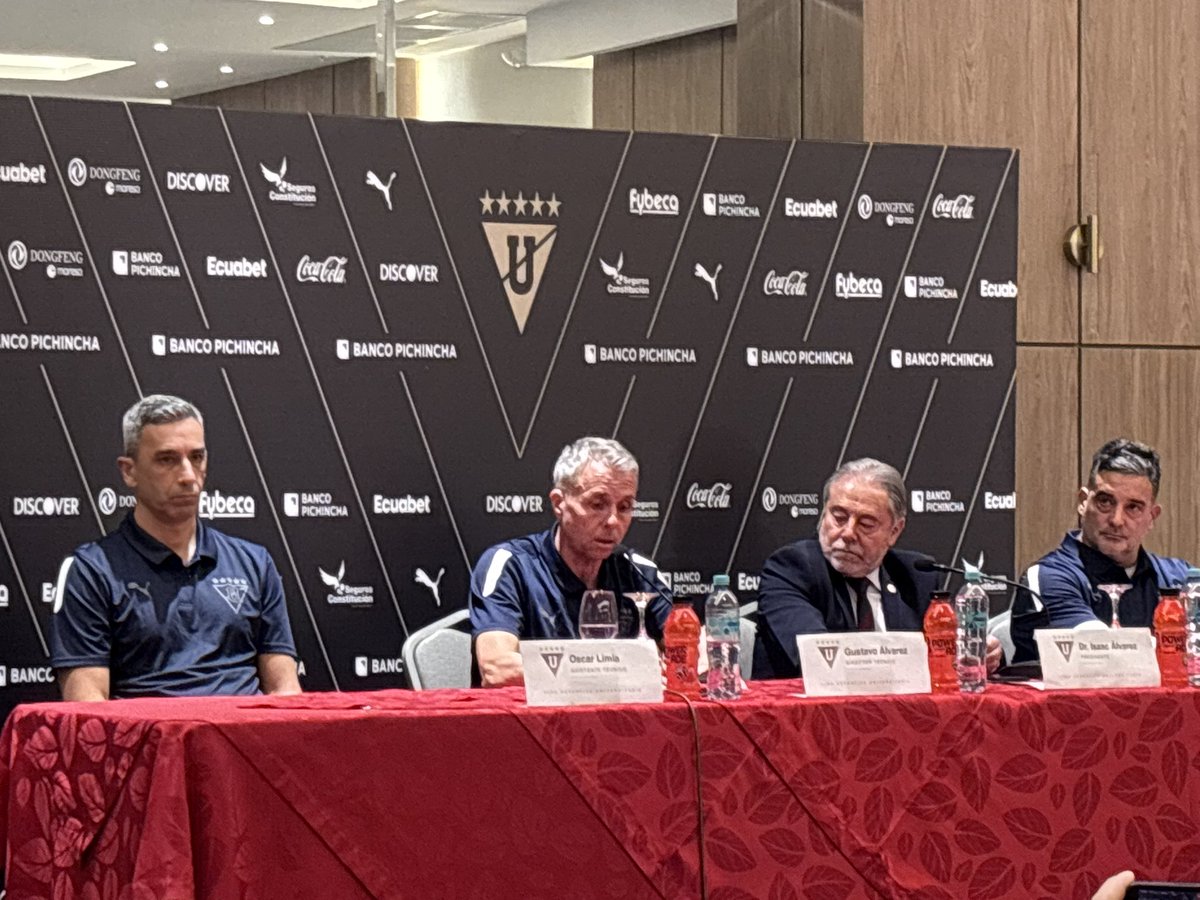 sol_deportiva's tweet photo. Gustavo Álvarez, nuevo DT de @LDU_Oficial, recibe la camiseta de la “U” para finalizar el acto 

📌 Lo acompañan Oscar Limia como AT y Marcelo Figueroa como PF https://t.co/DBtO1qcqwe