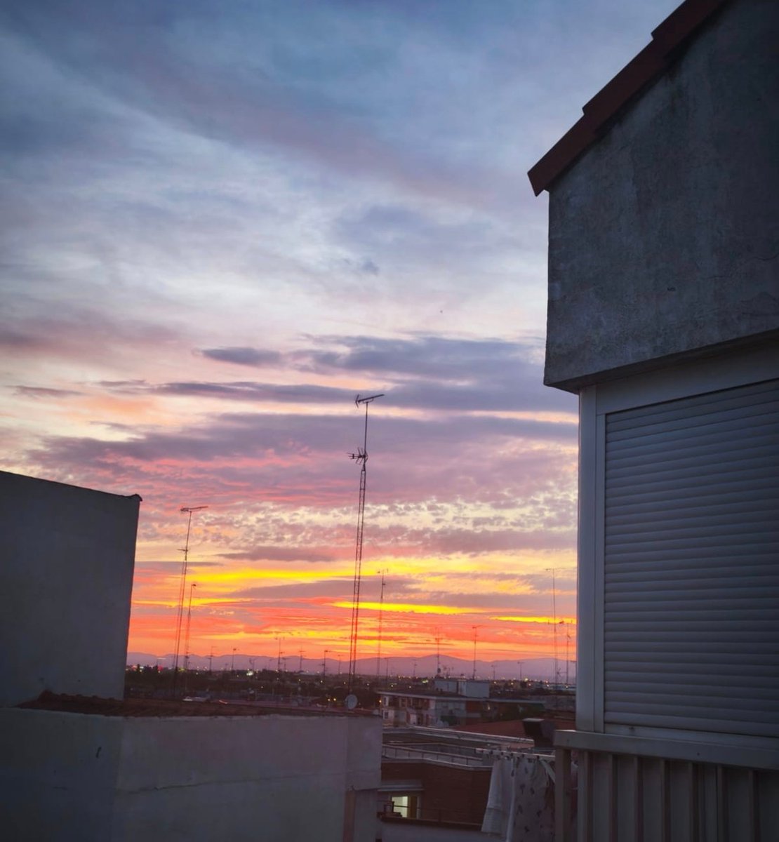 aRoaaMs16's tweet photo. A la izquierda, foto desde mi cocina un día normal. A la derecha, una foto de ahora mismo por los incendios💔 #alcorcon #madrid #ifsierra #fuego https://t.co/HUFKzp4RU0