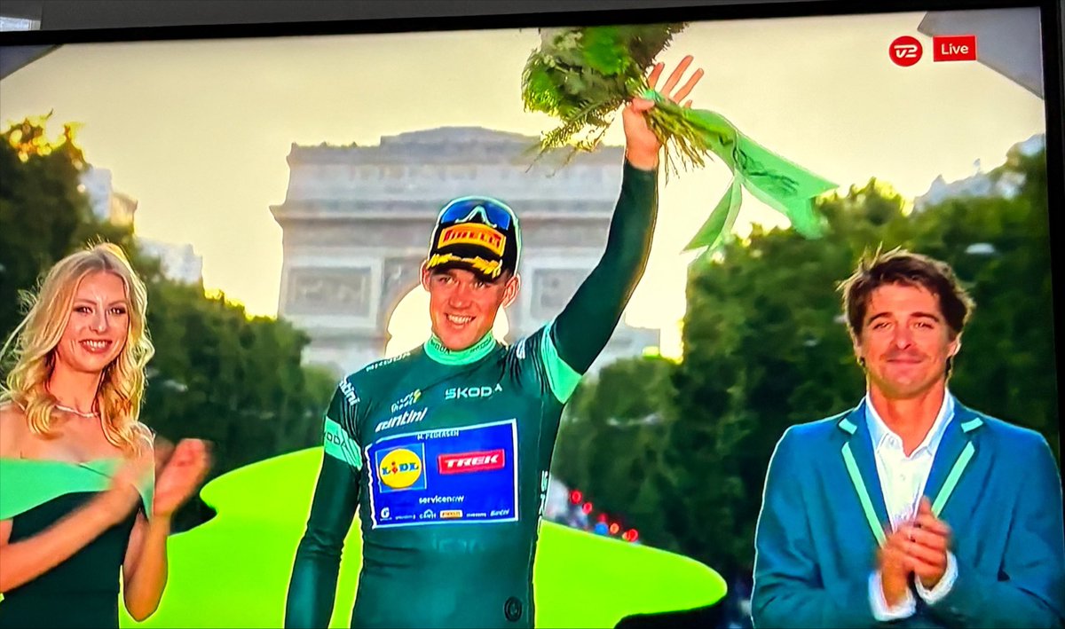 niels1526's tweet photo. Historisk billede 💚🇩🇰🙏
Mads Pedersen din kæmpe chef! Kæmpe legende. En sand klamhugger, som han selv ville sige det i sin podcast. Tak for alle oplevelserne! Et kæmpe forbillede for alle børn og unge, der drømmer om at blive cykelrytter. Tak, Mads! 🙏🇩🇰 😍#cyklingdk #tourdk https://t.co/cyr2weaiBT
