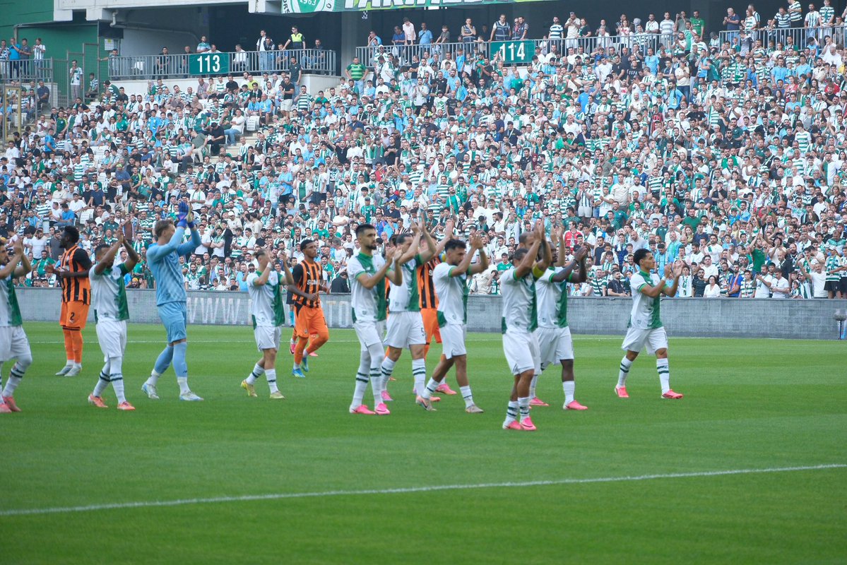 EnsCelik16's tweet photo. Başta tatil sezonu olmasına rağmen hazırlık maçında tribünleri dolduran 40.000’e yakın büyük Bursaspor taraftarına, misafirimiz Shakhtar Donetsk’e ve kıymetli hocası Arda Turan’a bizlere böylesine güzel bir futbol akşamı yaşattıkları için teşekkür ediyorum.

Dilerim sezon sonunda her iki camia da hedeflerine ulaşır ve şampiyonluk sevinci yaşar.