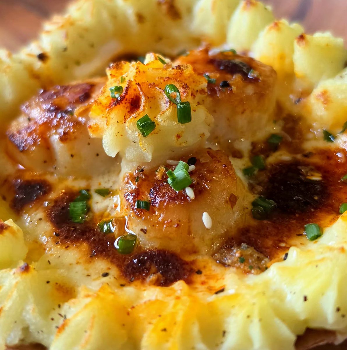 DeanoBacherro's tweet photo. Seafood Sunday ๐คช. Coquilles st Jacques. Local scallops, buttery mash using my new potato ricer ๐, and a sauce made with white wine, double cream, butter, and parmesan. Served with a cold glass of Grillo ๐ #dinner #scallops #seafood #tasty #foodpics https://t.co/DIlappvfRa