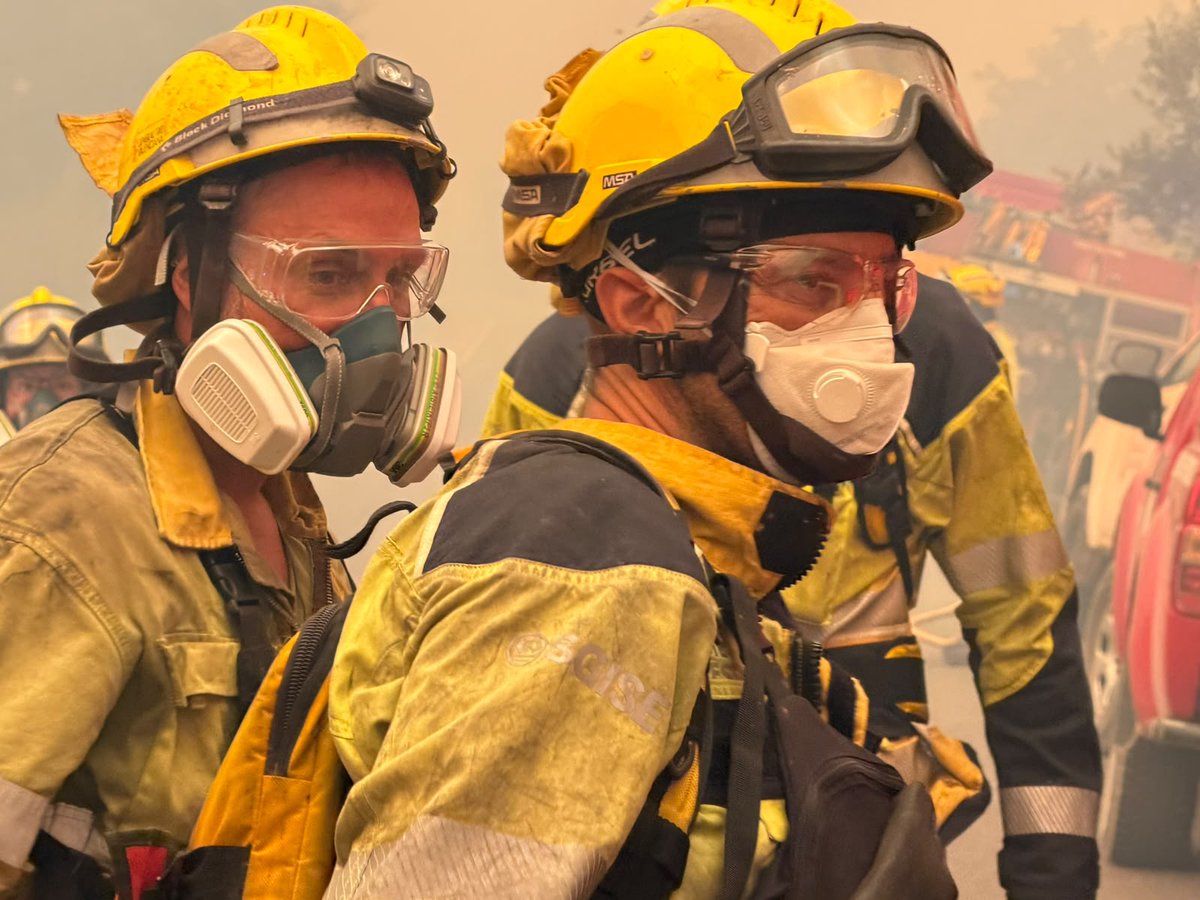 GVAbforestals's tweet photo. 🧑‍🚒Este matí han participat en els treballs d'extinció de l'#IFLaVallDUixó 16 unitats terrestres, 4 helitransportades  i 13 autobombes, entre els companys i companyes de Castelló, València i Alacant. https://t.co/StLykgcmng