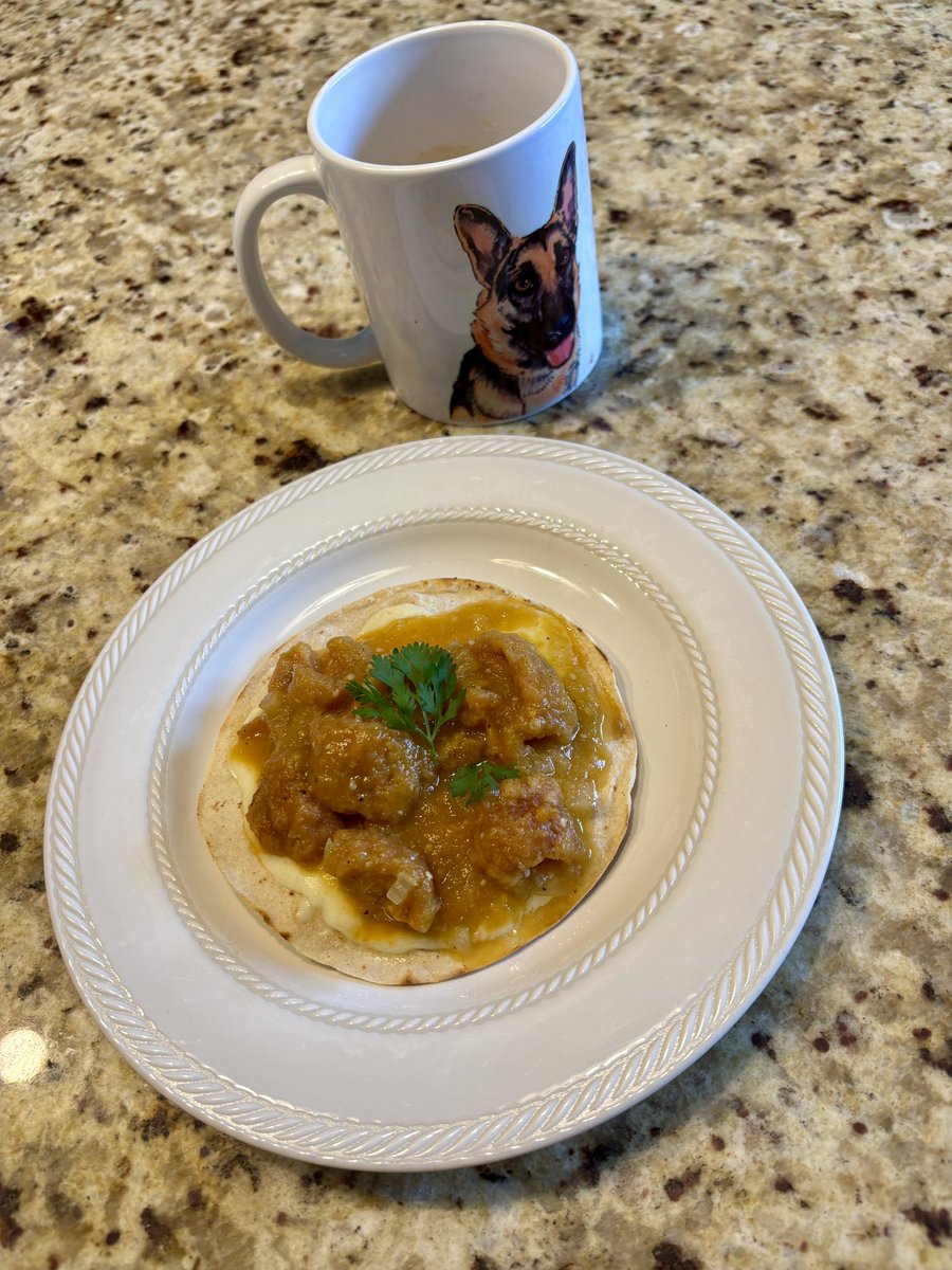 MsHydeMEX's tweet photo. Me regalaron chicharrón y aquí se intenta no desperdiciar nada. Un volcán de chicharrón en salsa y la taza con el dibujo de mi #Jack que me hizo @MapacheRex. 🥹
Cada dibujo es para contribuir a ayudar a perros callejeros. Búsquenlo. 🐕🐾🦴 https://t.co/gsD2iCNJD1