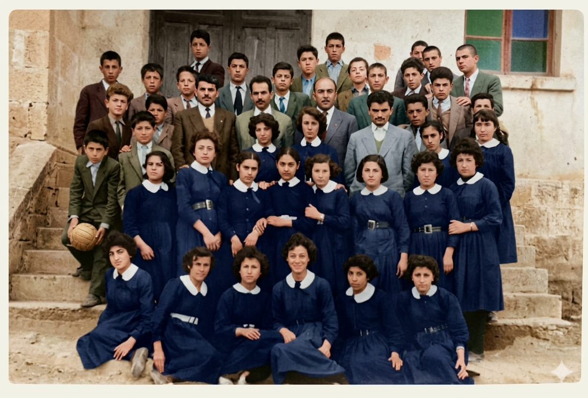 illeezlevent's tweet photo. HEYBENİN GÖZÜNDEN AVANOS

1960 MEZUNİYET HATIRASI

​Tarih: 1960

Yer: Avanos Ortaokulu Taş Merdivenleri

 Sınıf: 3. Sınıf Mezuniyet Resmi

​Aramızdan Ayrılan Değerli Öğretmenlerimiz:
Salih Uzel, Necati Işıktekin, Halit Sarıkaya ve Kemal Peker… (Ruhları şad, mekânları cennet olsun.)

Hayat bazen bir anı dondurur...
Yıllar sonra da gelir, en tatlı nostaljiyle insanın yüreğine dokunur.

Fotoğrafta tanıdığı olanlar yada şahıslar en son resimlerini veya  anısı olanlar yorumlara bir selam bıraksın.

Avanos hafızasını birlikte canlandıralım.

​#AvanosTarihi #Nostalji #1960lar #AvanosOrtaokulu #HeybeninGözündenAvanos