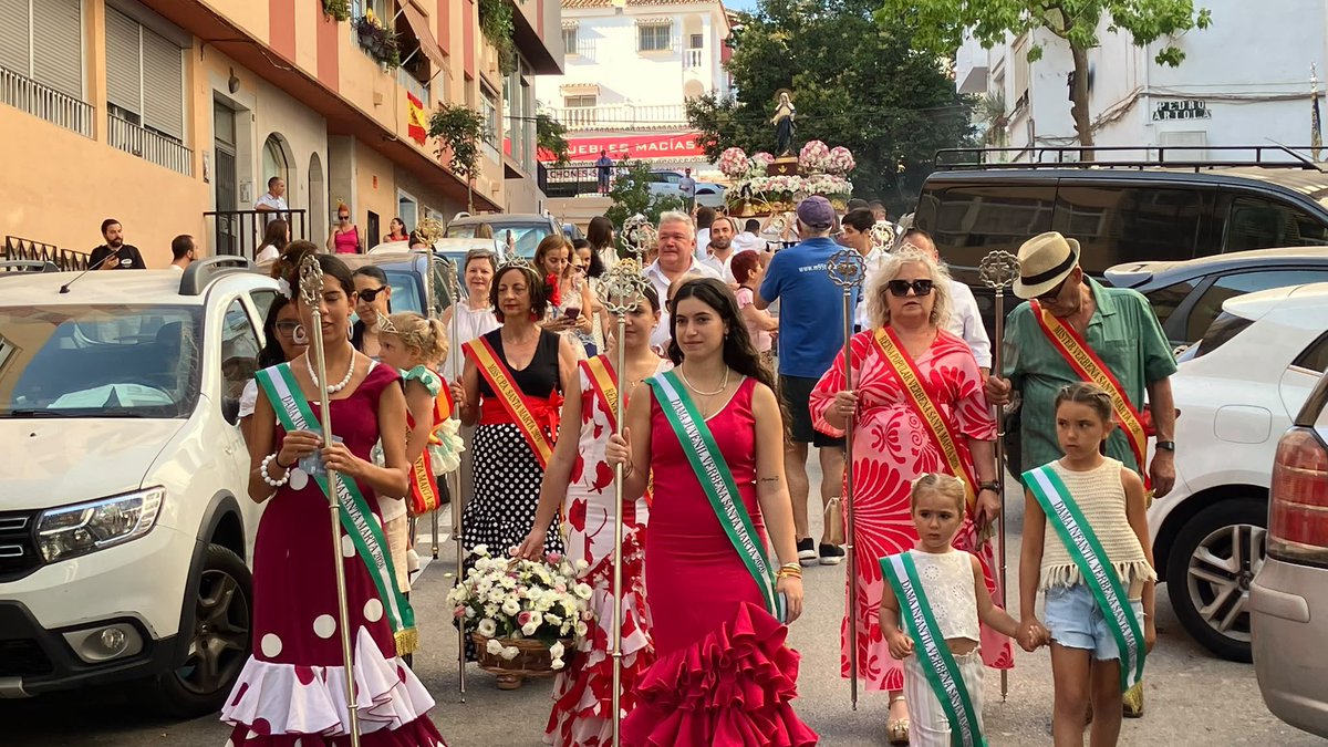 PSOEMarbella's tweet photo. Esta tarde hemos acompañado a Santa Marta en su salida procesional, compartiendo con todos los vecinos un momento de tradición y devoción. 🕯️🌹 https://t.co/r6diGojAXZ