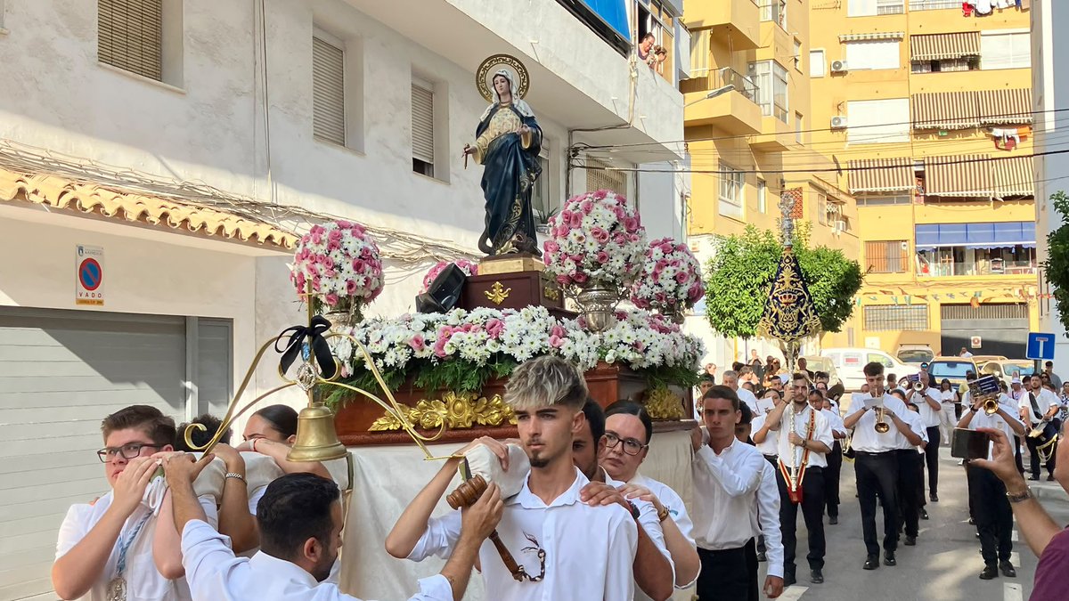 PSOEMarbella's tweet photo. Esta tarde hemos acompañado a Santa Marta en su salida procesional, compartiendo con todos los vecinos un momento de tradición y devoción. 🕯️🌹 https://t.co/r6diGojAXZ