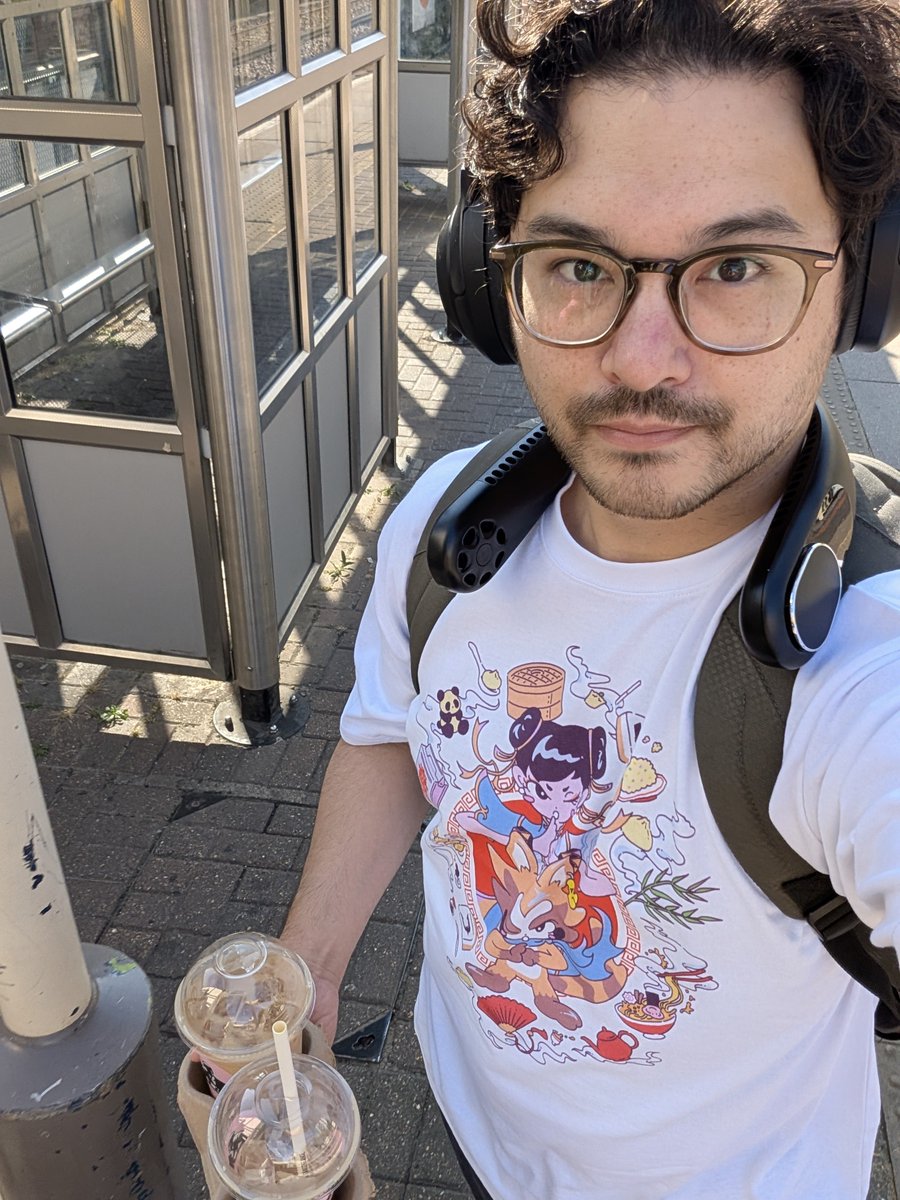 KaruWynuki's tweet photo. My new favourite shirt feat Chun-Li x @hai090  Shout out from the UK! @RC_REJECT @esports_REJECT https://t.co/tVvqCjimPP