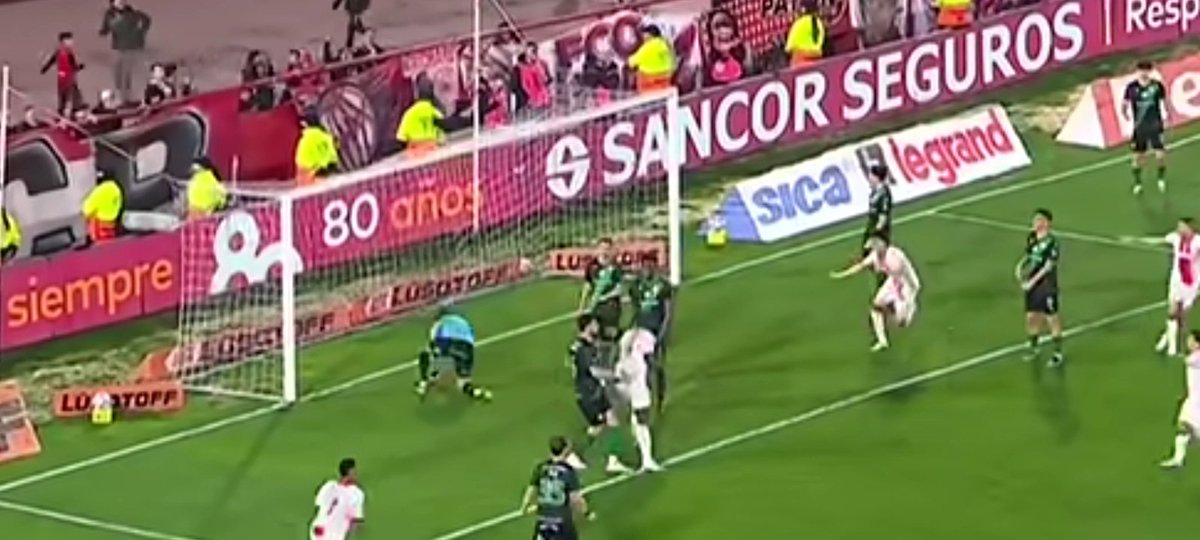 TodoBanfield's tweet photo. #Banfleld. No alcanza tener un recorrido de partido medianamente correcto si ciertos detalles se repiten. Meriano cuando observas el gol rival tiene doble responsabilidad. El origen del tiro de esquína y la marca de Caicedo que resolvió en dos tiempos dentro de área chica. https://t.co/KWmTzDsXMM
