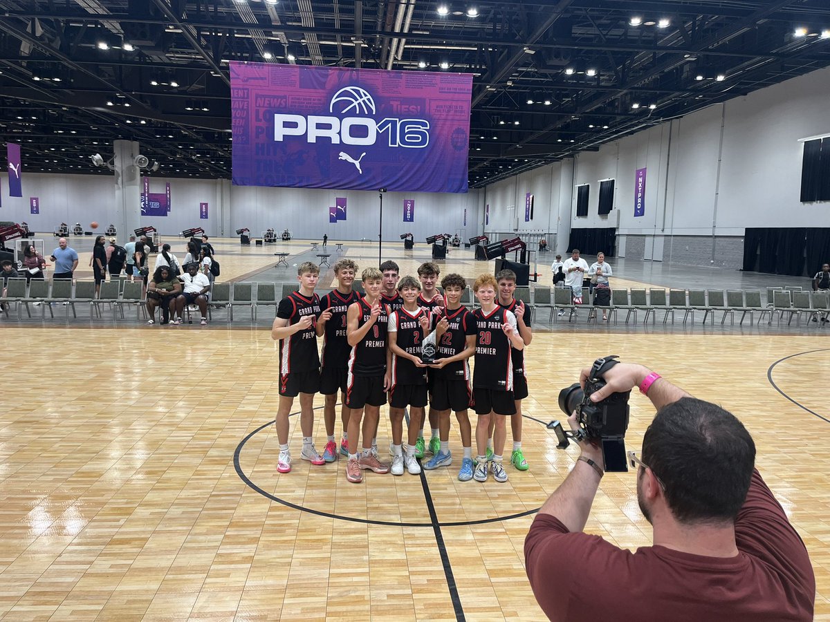 dsmitty72503's tweet photo. Puma Nxt pro 8th grade champs.  @GPPbasketball @NxtProHoops @PRO16League https://t.co/VLB9kxqR23