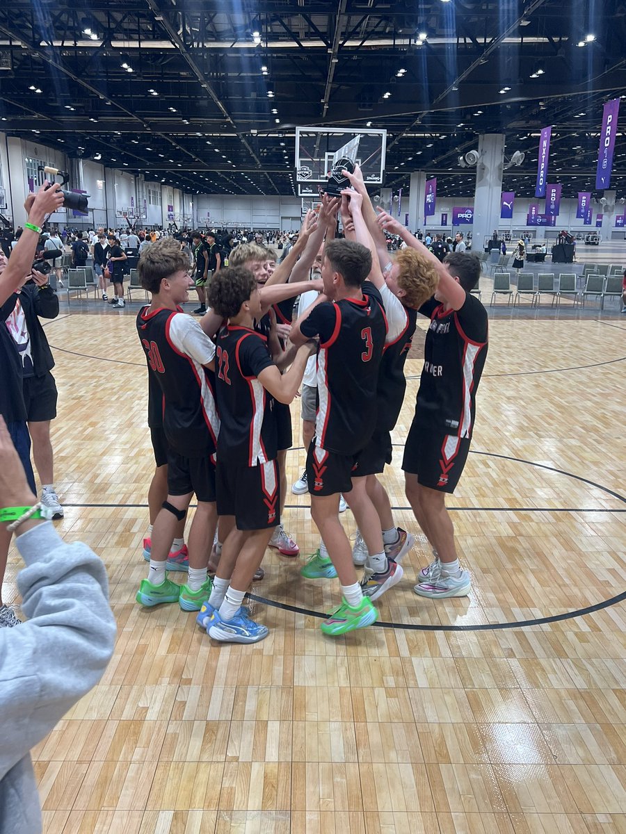 dsmitty72503's tweet photo. Puma Nxt pro 8th grade champs.  @GPPbasketball @NxtProHoops @PRO16League https://t.co/VLB9kxqR23