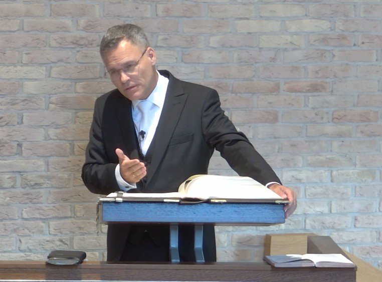 GerefGemeenten's tweet photo. Ds. J.B. Huisman keerde vanavond weer eens terug in de gemeente waar hij ooit geloofsbelijdenis deed.
Hij sprak vanuit Romeinen 8 over de onverbreekbare liefde en trouw van God in Christus.
#Soest #kerk #predikant #liefde https://t.co/H90fTnpmiM