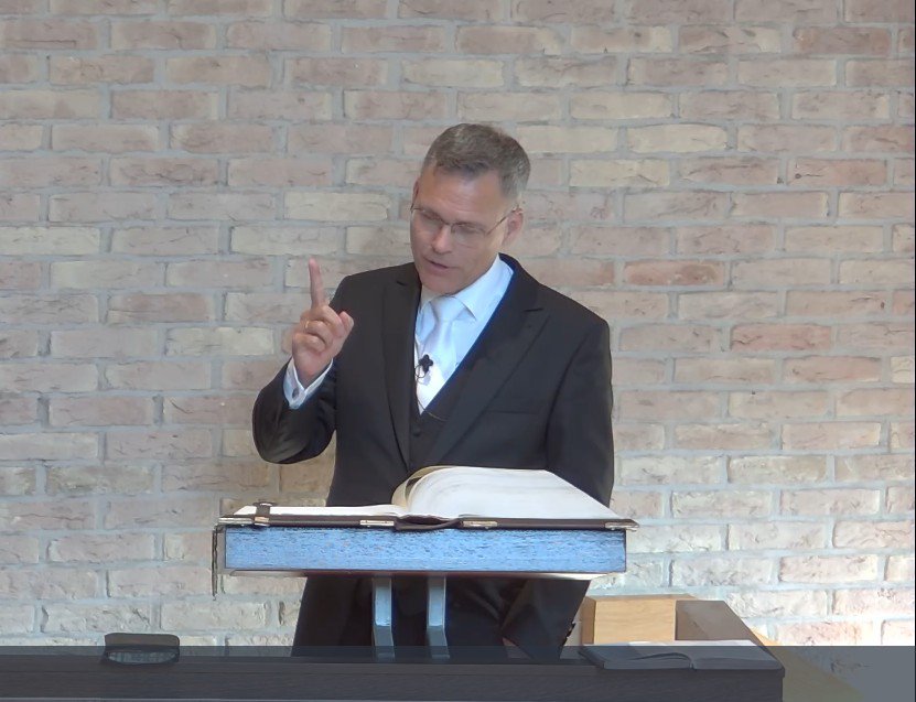 GerefGemeenten's tweet photo. Ds. J.B. Huisman keerde vanavond weer eens terug in de gemeente waar hij ooit geloofsbelijdenis deed.
Hij sprak vanuit Romeinen 8 over de onverbreekbare liefde en trouw van God in Christus.
#Soest #kerk #predikant #liefde https://t.co/H90fTnpmiM