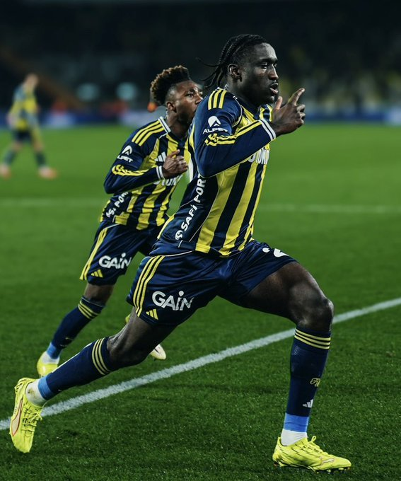 FakeCraig0's tweet photo. Fenerbahçe'nin elinde şöyle insan azmanı 19 yaşında bir adam var üstelik büyük maçlarda bile etkinlik göstererek oynamaya başladı. Sakın ola satılmasın. https://t.co/oPpu3wMgcy