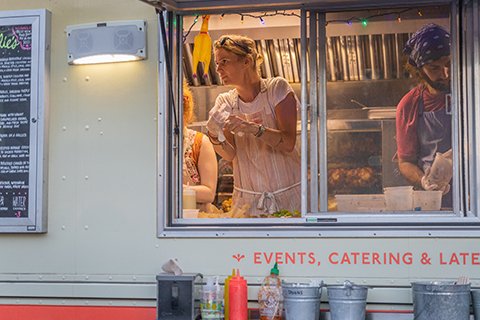 HoodMart's tweet photo. 🔥 Using a deep fryer in a food truck? Improve safety with proper ventilation, routine cleaning, oil maintenance, staff training, and a Class K fire extinguisher.

Read HoodMart’s guide: https://t.co/PI8VOgsUVH

#FoodTruckSafety #FoodTruckKitchen #HoodMart #Foodtruckers https://t.co/JqT7E6FFN3