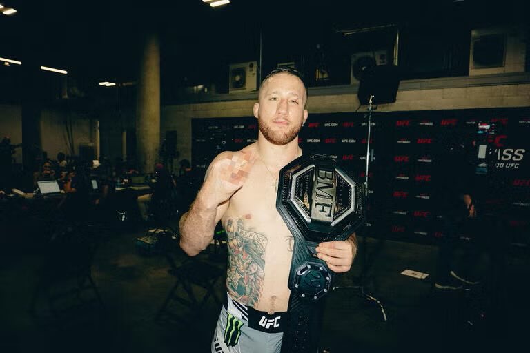 ChampFiggy's tweet photo. Only 3 men had main evented in their UFC debut. https://t.co/7hc8bEyZe8