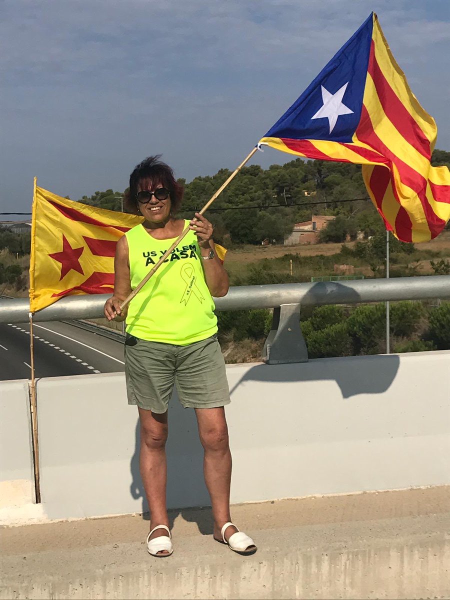 anna_arque's tweet photo. Mònica, gràcies…
Pels sopars que ens aplegaven @Cada11CadaMes pel teu encomiable positivisme, la teva sana alegria.
Et trobaré a faltar, no perquè ens veièssim gaire si no perquè hi erets. Sempre donant ànims i suport. Una donassa.
Forta encaixada per la família i amics 😔
ACS https://t.co/VwD4yOoe5U