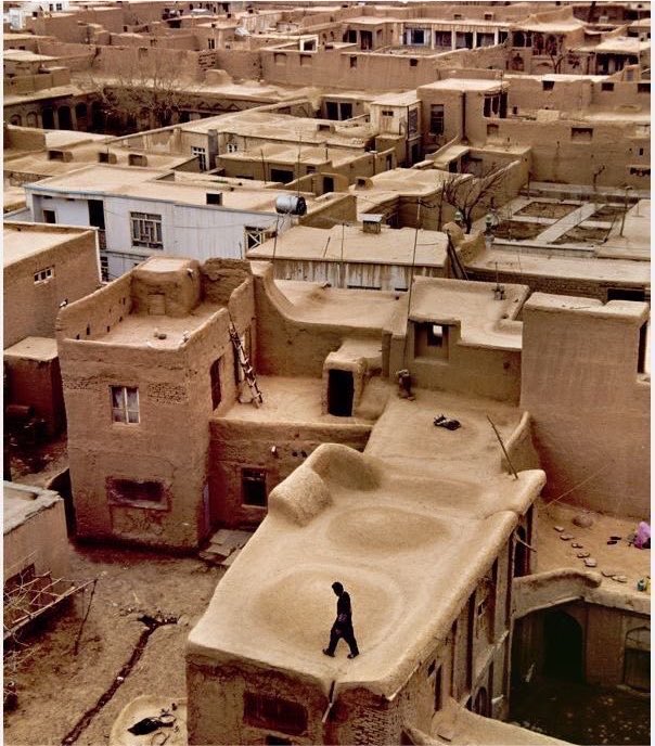 mnaw7's tweet photo. البيوت عجائب !

قد يكون نصيب المرأة الطيبة زوجاً شريراً
وقد يكون نصيب الرجل الطيب زوجة شريرة 
فلا الطيب يقلع عن طيبته ولا الشرير يقلع عن شره وتستمر الحياة

المرأة التي بنى الله لها بيتاً في الجنة
كان زوجها في الأرض يقول : أنا ربكم الأعلى

وآمن أولاد لوط وكفرت امرأته ! https://t.co/zaG0C1GDLk