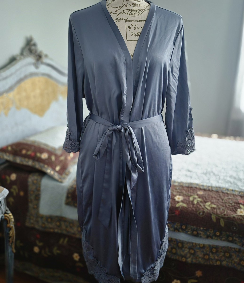 MolotovFlicker's tweet photo. For example, I found this ugly polyester bed robe with lace sleeves earlier this year. I saw potential in the sleeves. Also, blue is my favorite color. So, I bought the robe without really knowing what I was going to do with it. https://t.co/WDDSv0iQac