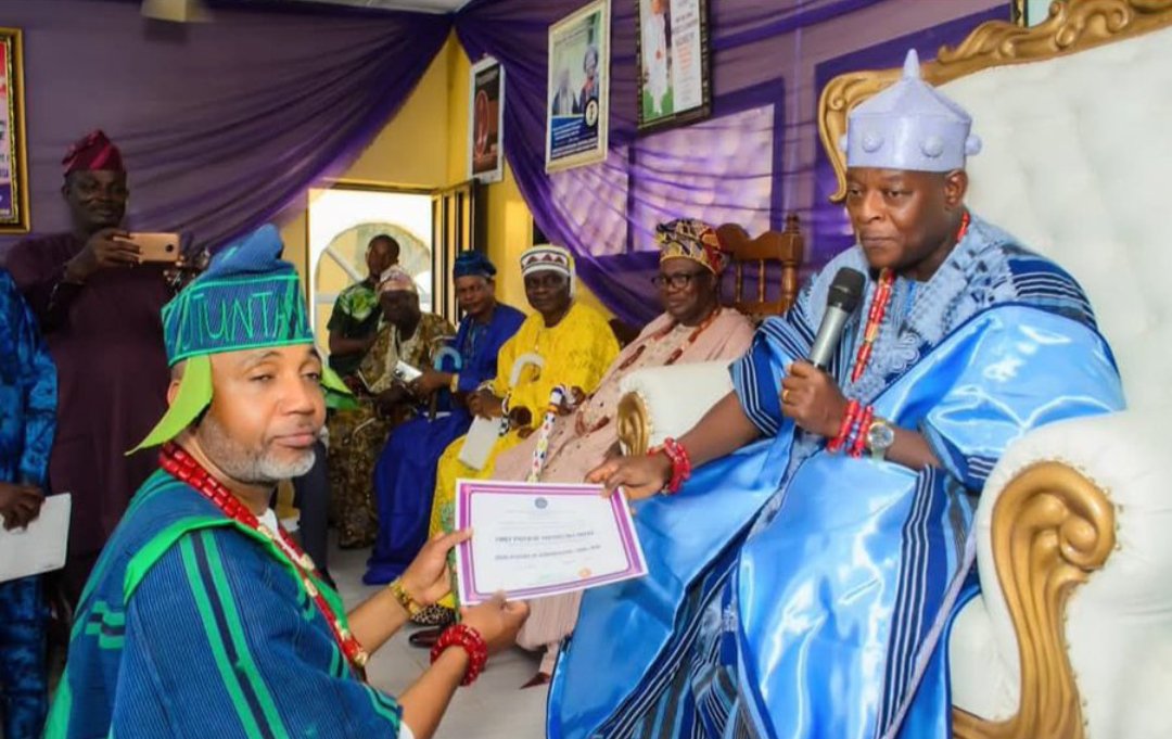polyglotodulesi's tweet photo. Okey Paulicap Okeke, an Igbo man born and raised in Ilesa, Osun State, was elected president of the Ijesa Progressive Association of Canada (IPAC) in 2017 and they allowed him to serve them for eight solid years of prosperity.

Despite his Igbo ancestry (He is from ndeaboh in Aninri LGA of Enugu State), he was widely accepted by the Ijesa community because of his deep connection to Ijesaland and his outstanding leadership.

During his eight years as president, Okeke worked to improve the lives of Ijesa people both in Canada and Nigeria. His dedication and contributions earned him the prestigious chieftaincy title of Otun Atayese of Ijebu-Jesa in 2022.

His story demonstrates that leadership, service, and a sense of belonging should be valued above ethnic differences. It is a powerful reminder that Nigerians can build unity by rejecting tribalism and embracing one another.